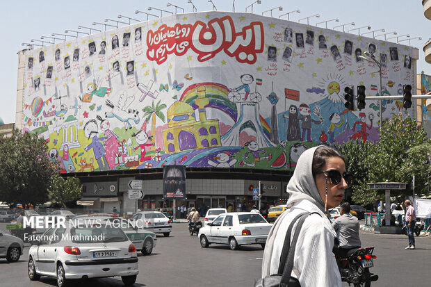 رونمایی از طرح جدید دیوارنگاره میدان انقلاب