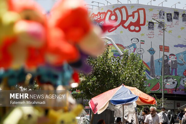 رونمایی از طرح جدید دیوارنگاره میدان انقلاب