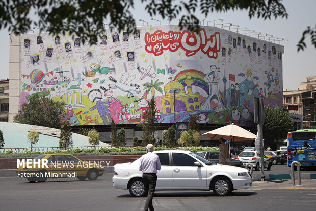 رونمایی از طرح جدید دیوارنگاره میدان انقلاب