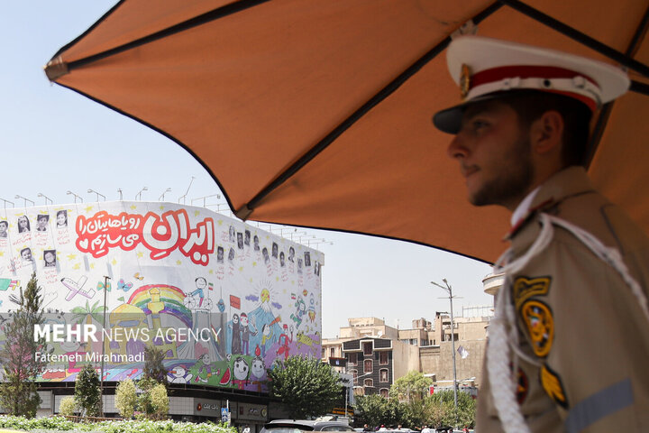 .جدارية جديدة لساحة الثورة في طهران