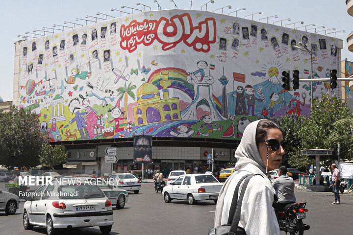 .جدارية جديدة لساحة الثورة في طهران