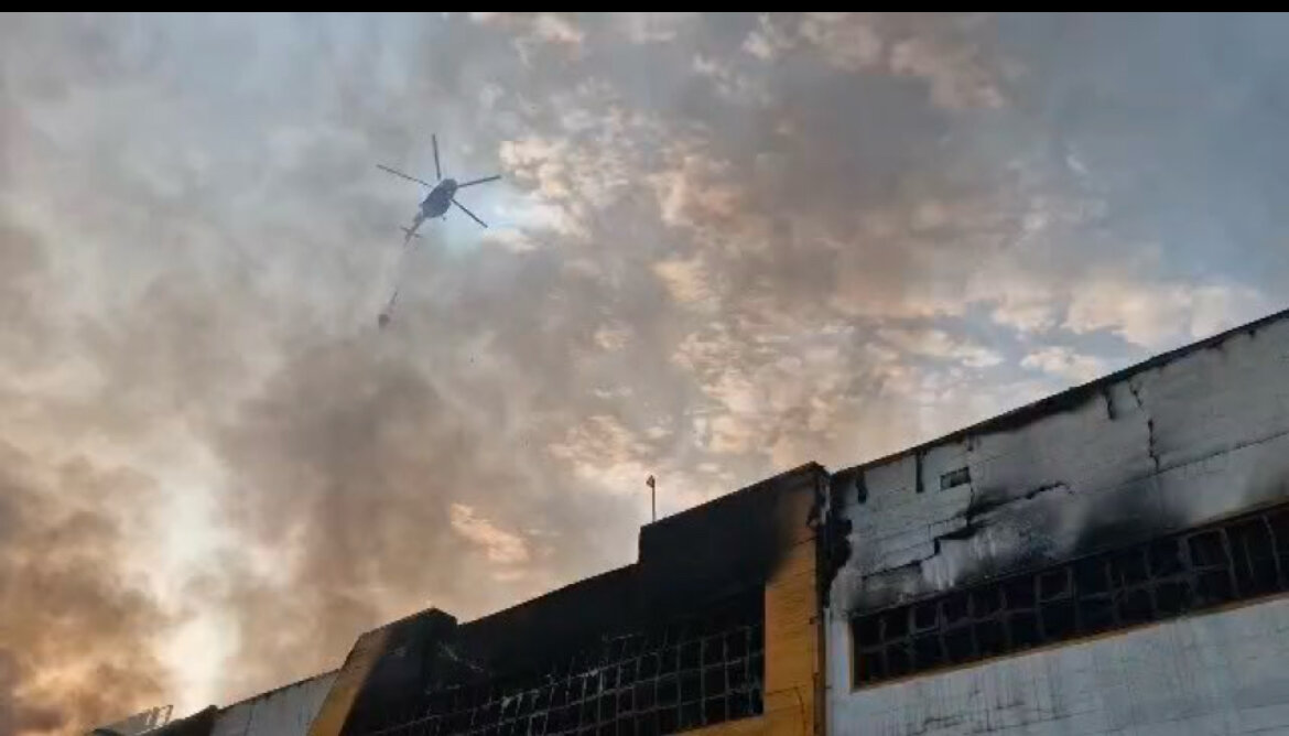 ورود بالگردهای هلالاحمر برای مهار آتش در مجتمع ونوس انزلی ورود بالگردهای هلالاحمر برای مهار آتش در مجتمع ونوس انزلی