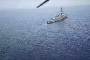 بالفيديو. الجيش الإيراني يوجه تحذيرًا شديدًا لمدمرة أمريكية في بحر عمان ويجبرها على مغادرة المنطقة
