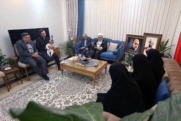 رئيس مجمع تشخيص مصلحة النظام يلتقي عائلة الشهيد اللواء رشيد