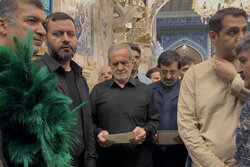 رئيس الجمهورية يزور مرقد السيدة فاطمة المعصومة (عليها السلام) في قم