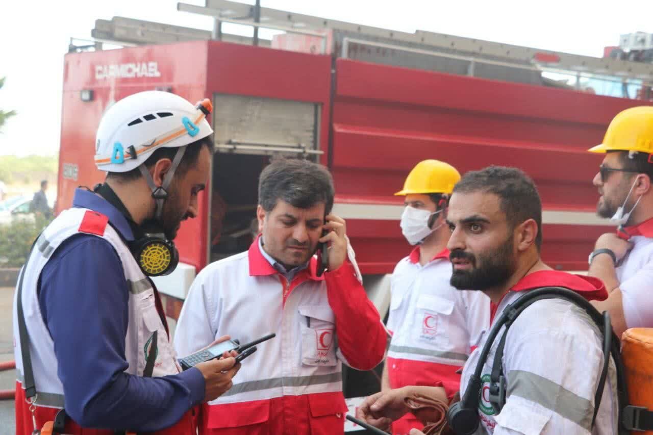 امدادرسانی گسترده در حادثه حریق مجتمع ونوس انزلی؛ تیمها در آمادهباش امدادرسانی گسترده در حادثه حریق مجتمع ونوس انزلی؛ تیمها در آمادهباش