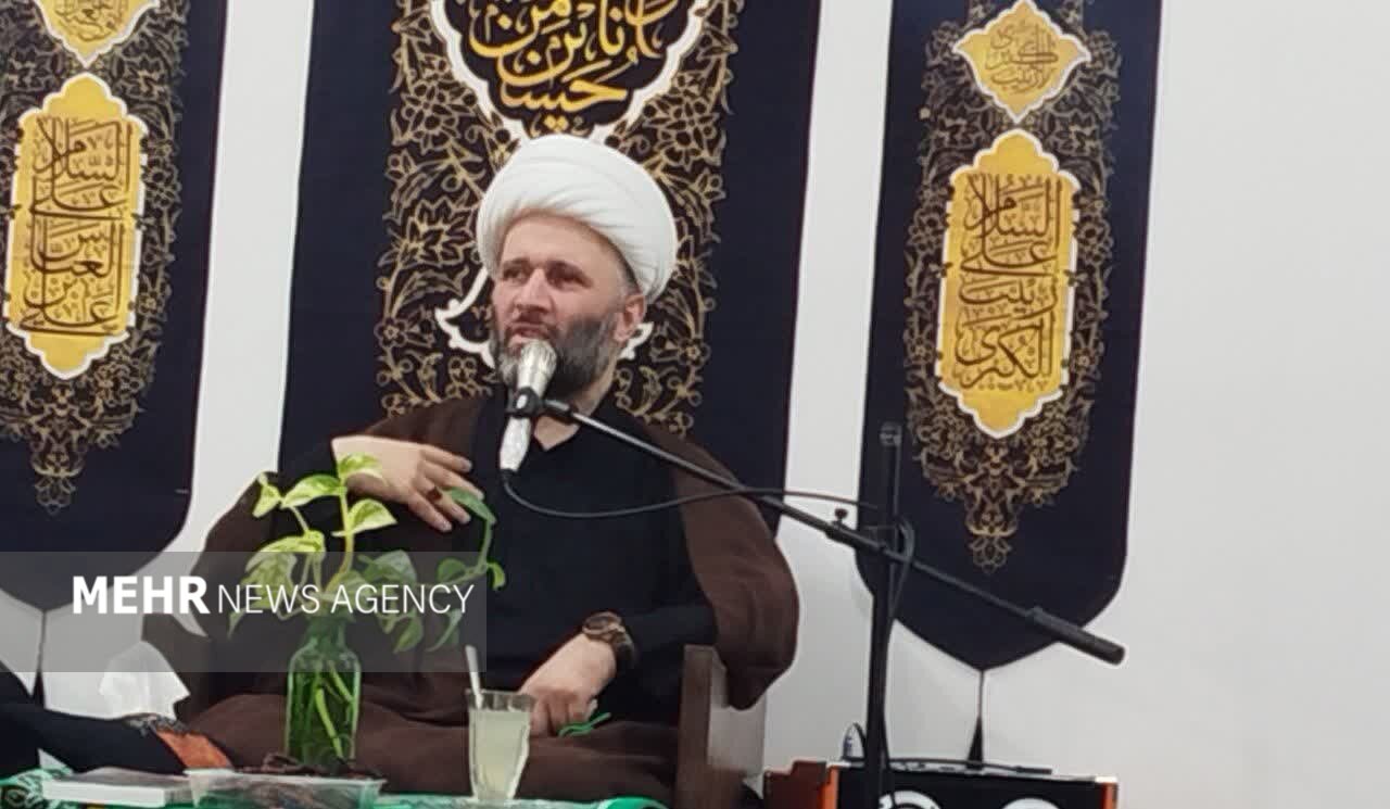 امام حسین(ع) چراغ راه بندگی و صبر در طول تاریخ است امام حسین(ع) چراغ راه بندگی و صبر در طول تاریخ است