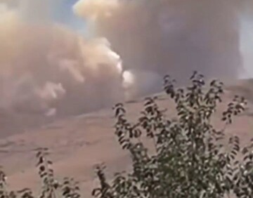 تلاش ۵ تیم آتش‌نشانی برای مهار حریق گسترده در کوه آبیدر سنندج