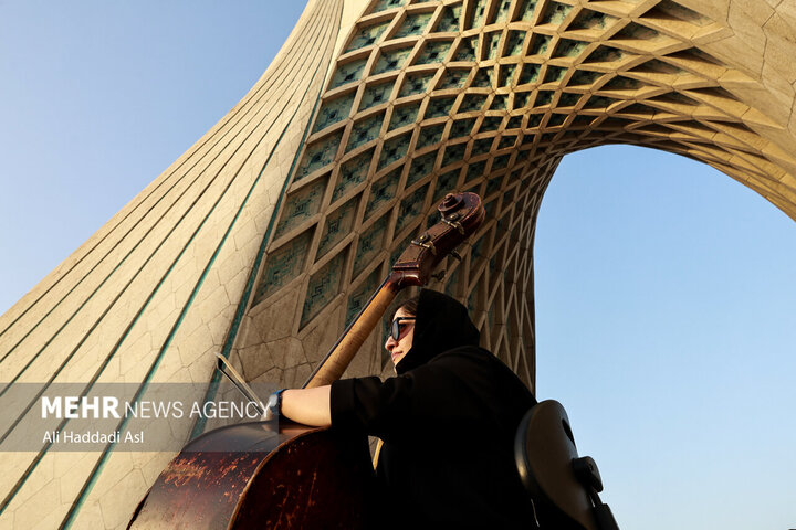 اجرای ارکستر سمفونیک تهران در میدان آزادی