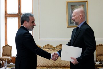 سفیر جدید اسلواکی رونوشت استوارنامه خود را تسلیم «عراقچی» کرد