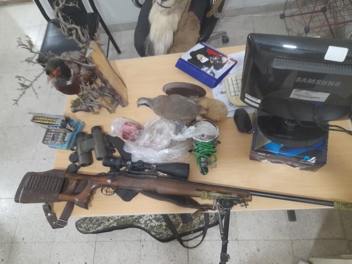 سلاح و تروفههای شکار غیر مجاز در دامغان کشف شد