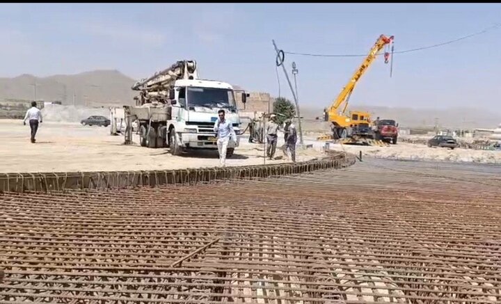 آغاز بتنریزی پل تقاطع فراهان همزمان با روز ایثار و مقاومت اراک