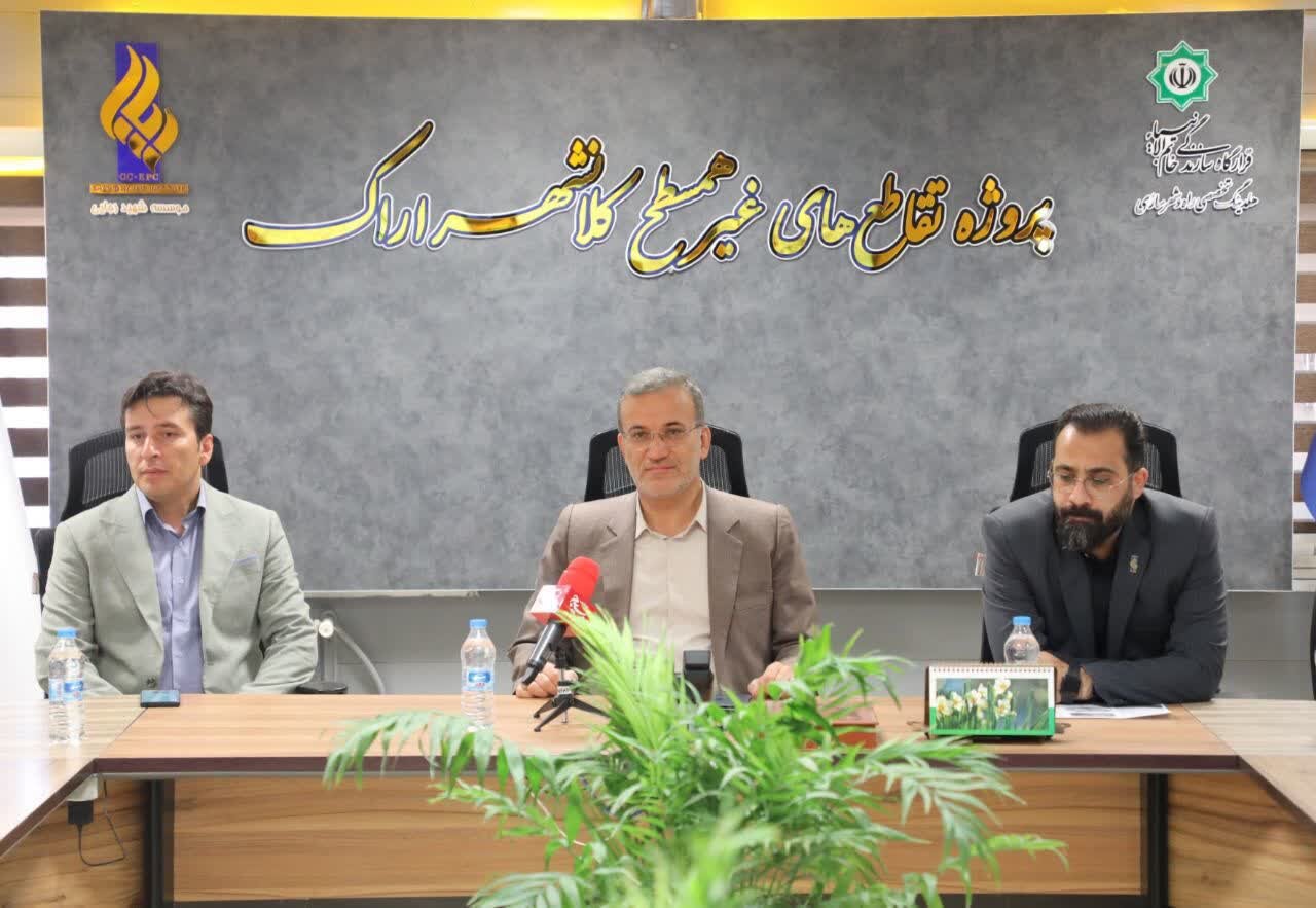 آغاز بتنریزی پل تقاطع فراهان همزمان با روز ایثار و مقاومت اراک