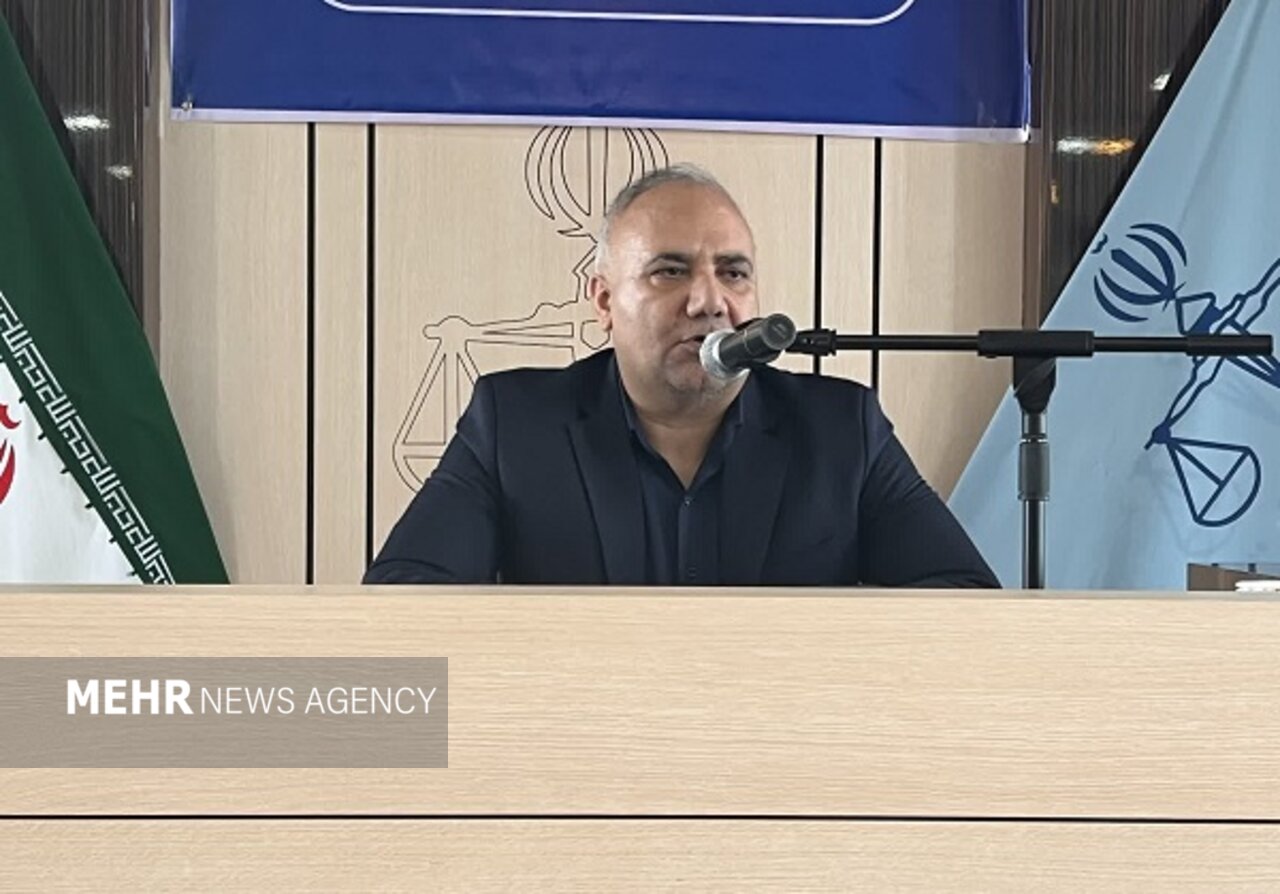 همکاران قضائی و اداری شبانه روز در حال خدمات رسانی به مردم هستند