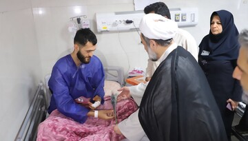 ممثل قائد الثورة يزور جرحى الهجوم الارهابي في زاهدان