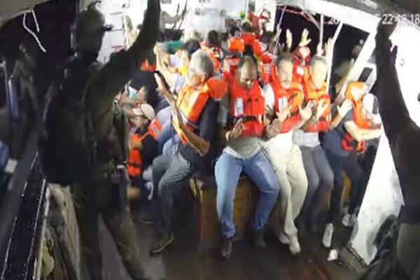 Israel hijacks Gaza-bound aid flotilla (+VIDEO)