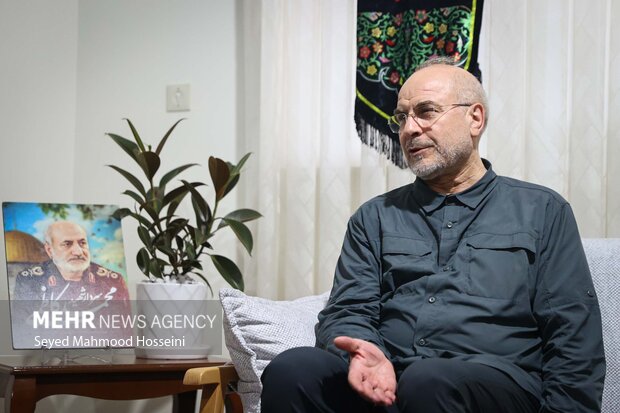 حضور رئیس مجلس شورای اسلامی در منزل سرلشکر شهید محمد کاظمی 3