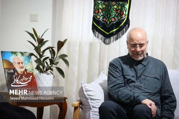حضور رئیس مجلس شورای اسلامی در منزل سرلشکر شهید محمد کاظمی 4