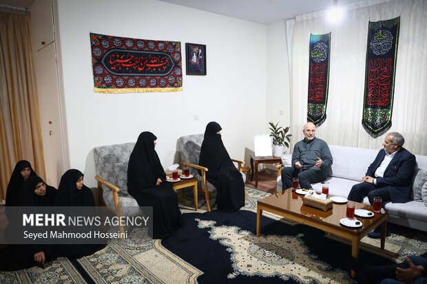 حضور رئیس مجلس شورای اسلامی در منزل سرلشکر شهید محمد کاظمی 8