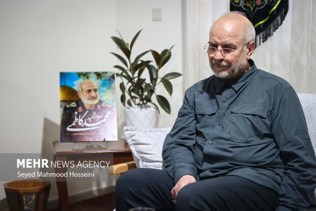 حضور رئیس مجلس شورای اسلامی در منزل سرلشکر شهید محمد کاظمی 10