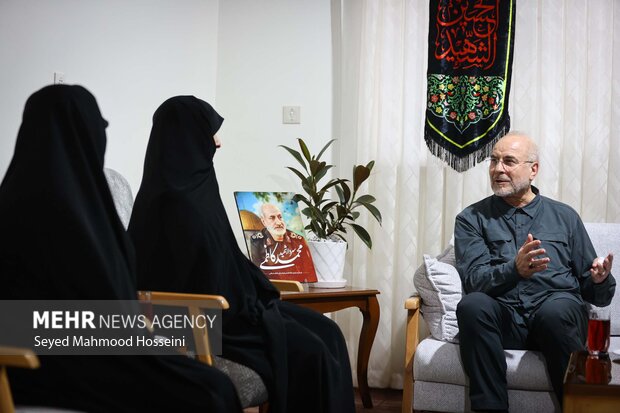 حضور رئیس مجلس شورای اسلامی در منزل سرلشکر شهید محمد کاظمی 12