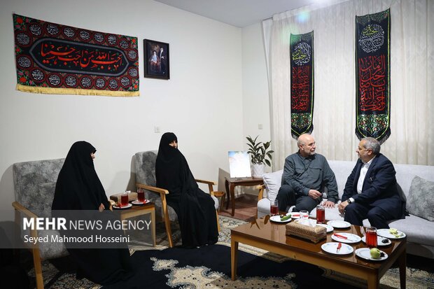 حضور رئیس مجلس شورای اسلامی در منزل سرلشکر شهید محمد کاظمی 14