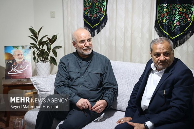 حضور رئیس مجلس شورای اسلامی در منزل سرلشکر شهید محمد کاظمی 16