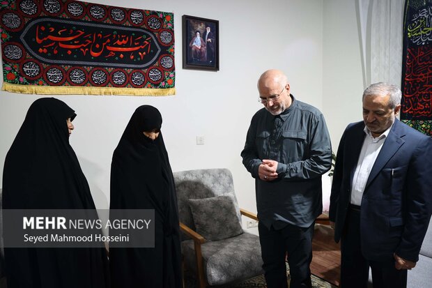 حضور رئیس مجلس شورای اسلامی در منزل سرلشکر شهید محمد کاظمی 21