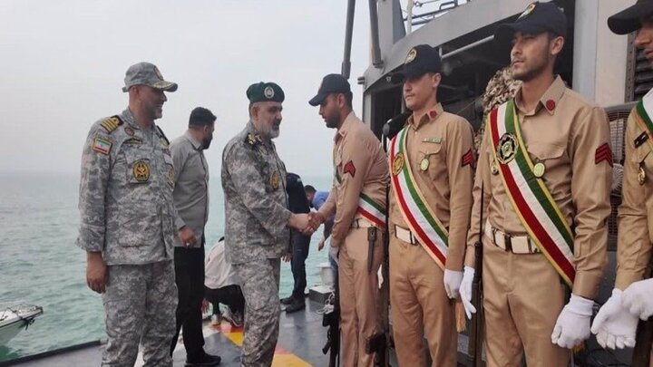 Iran Navy commander visits naval units in Strait of Hormuz