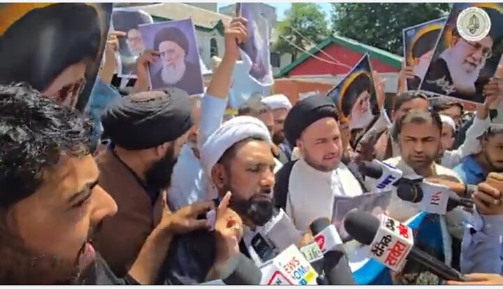 بھارتی میڈیا کی جانب سے رہبر معظم کی توہین پر کشمیر میں احتجاجی مظاہرہ+ ویڈیو