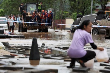 پکن گرفتار در «تله باران»؛ سیل جان دست کم ۳۰ نفر را گرفت
