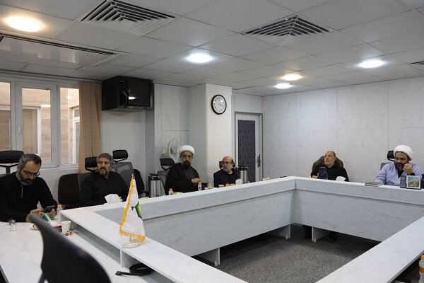 تصویب اجرای گویش‌های محلی توسط یکی از مداحان در دیدار رهبر انقلاب
