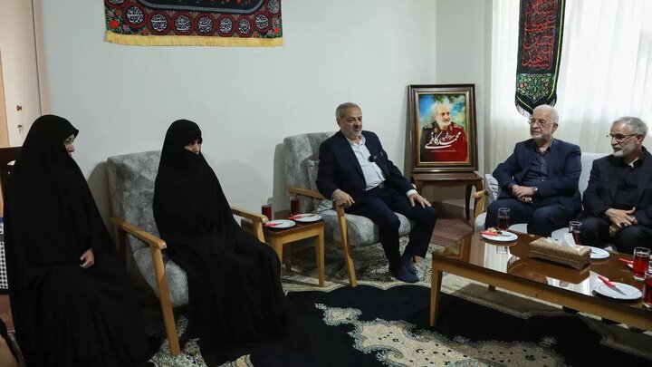 مومنی: پیروزی در جنگ را مدیون شهدایی مثل شهید حاجیزاده هستیم