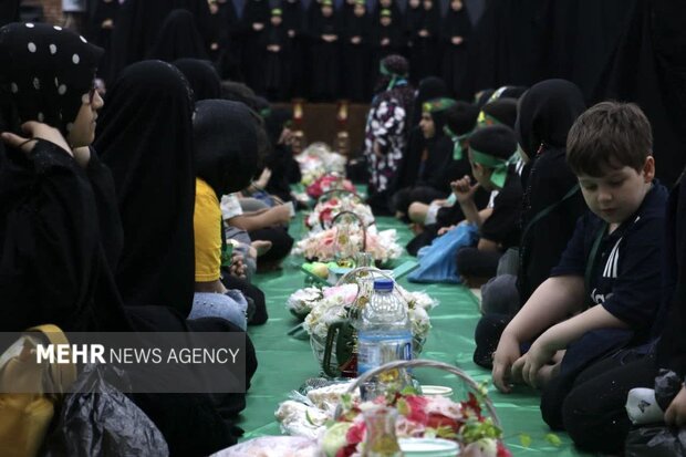 مهمانان کوچک در بزرگترین سفره حضرت رقیه (س) گرد هم آمدند مهمانان کوچک در بزرگترین سفره حضرت رقیه (س) گرد هم آمدند