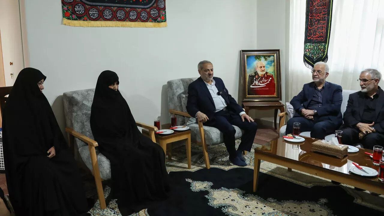 مومنی: پیروزی در جنگ را مدیون شهدایی مثل شهید حاجی‌زاده هستیم