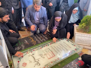 ادای احترام وزیر راه و شهرسازی به مقام شامخ سردار سلیمانی