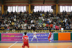 تساوی خانگی یک مدعی در روز پیروزی فولاد در سالن