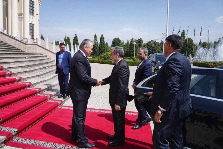وزیر خارجه تاجیکستان به استقبال عراقچی رفت