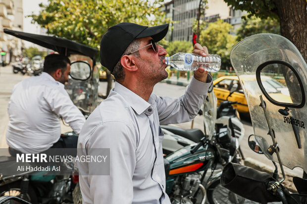 دمای ۵۰ درجه و عطش زیرساختی؛ خیابانهای آبادان آبخوری ندارند