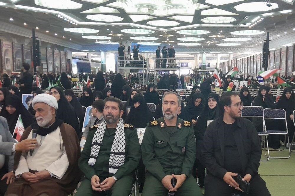 اجتماع بزرگ گرامیداشت ۱۱۰ شهید زن و کودک دفاع مقدس برگزار شد
