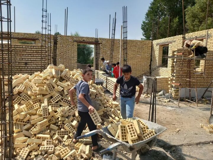 آجر به آجر با دستان کوچک؛ دانش‌آموزان موغان مدرسه می‌سازند 
