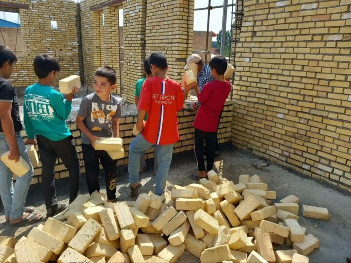 آجر به آجر با دستان کوچک؛ دانشآموزان موغان مدرسه میسازند آجر به آجر با دستان کوچک؛ دانشآموزان موغان مدرسه میسازند
