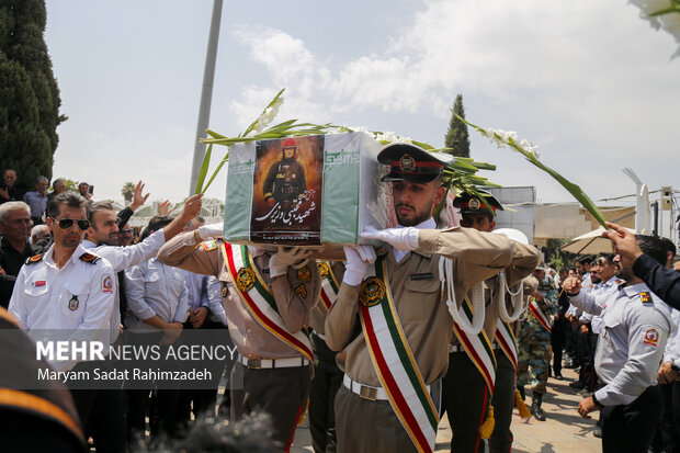 تشییع آتش نشان شهید در شیراز