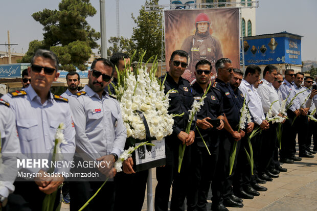 تشییع آتش نشان شهید در شیراز
