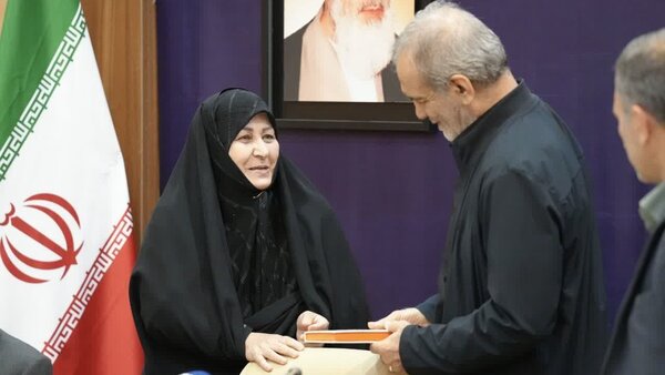 اهدای کتاب «پاییز آمد» به رئیسجمهور