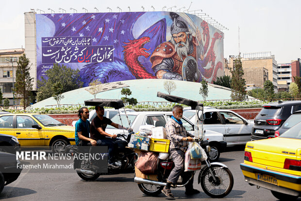 رونمایی از طرح جدید دیوارنگاره میدان انقلاب