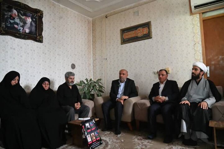 حضور وزیر تعاون و استاندار گلستان در منزل خانواده روحانی شهید نیازمند حضور وزیر تعاون و استاندار گلستان در منزل خانواده روحانی شهید نیازمند