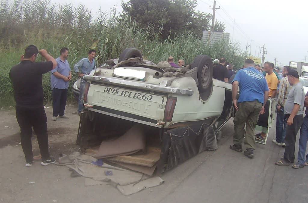 جانباختن یک نفر بر اثر واژگونی خودرو در محور انزلی به رشت