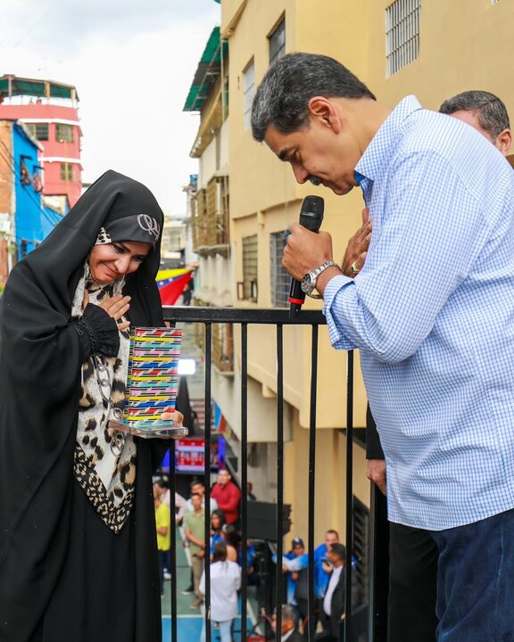 بالصور.. مادورو يستقبل المذيعة الإيرانية سحر امامي