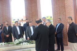 ادای احترام ریاست ثبت اسناد و املاک کشور به مقام میرزا کوچک جنگلی